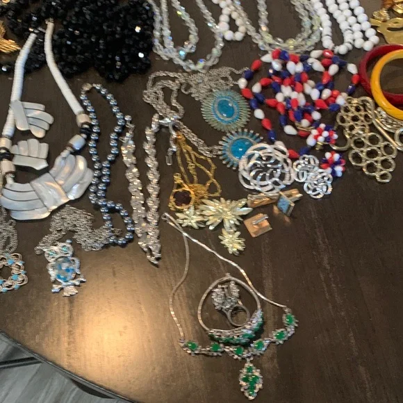 HUGE vintage jewelry lot! - Picture 5 of 7